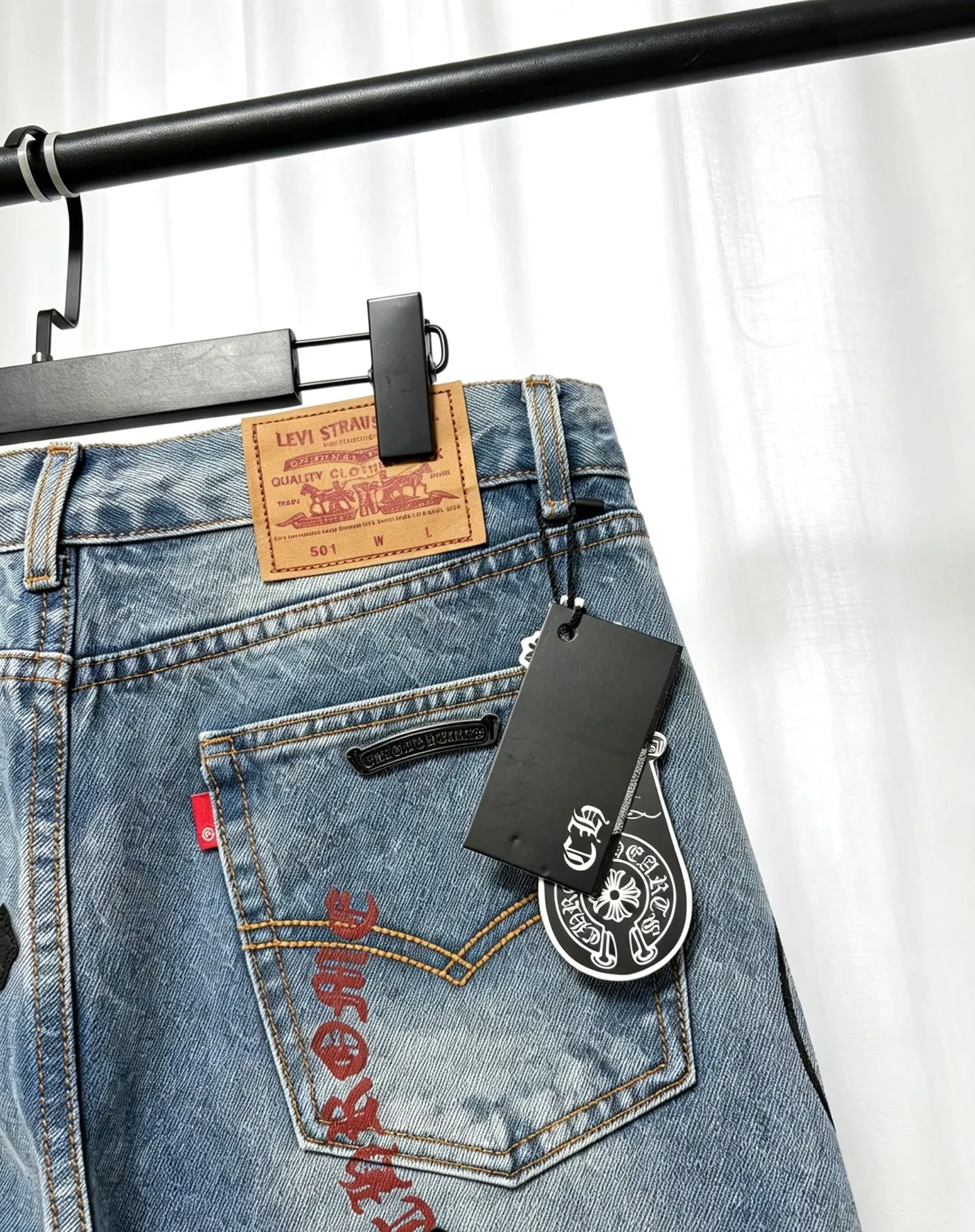Chrome Hearts Chrome Hearts ， ， Retro ， 。 Chrome Hearts × Levi’s ， Classic ， ， ， 。 、 ， ， ， ， ， ； 、 、 ， ， 。 ✖️Levi’s ， Genuine Leather ， ，Retro ， 。